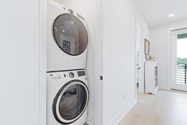 Building Photo - 68 Sarah St