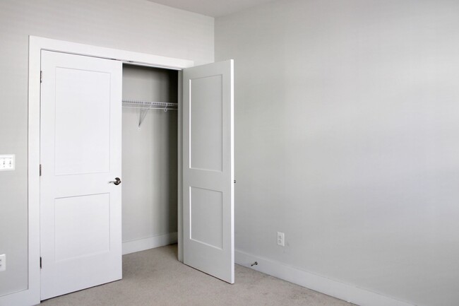 Building Photo - Primary bedroom with private bath