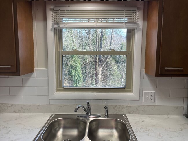 Building Photo - 3 Bedroom 2 Bathroom Home in Kingsport, TN