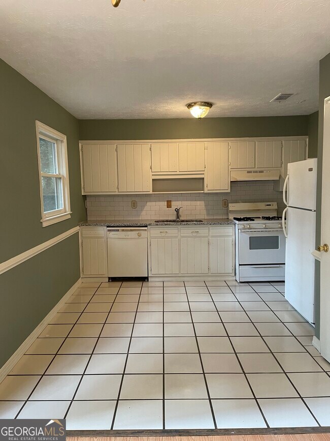 Building Photo - 2983 Deshong Dr SW