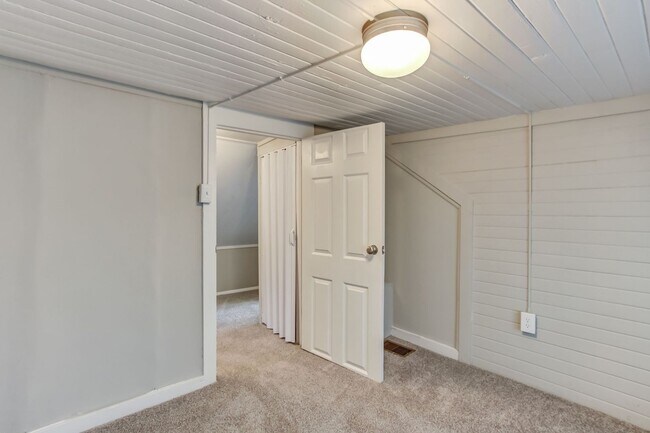 Building Photo - Charming historic home near downtown