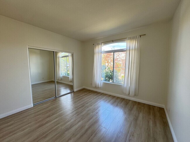 Building Photo - Beautiful 2Bd/2.5Ba Townhome in Rancho Santa Margarita w/2 Car Garage!