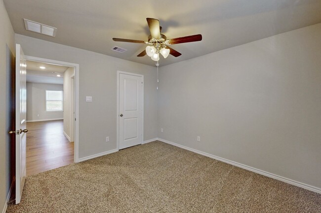 Building Photo - 3 Bedroom 2 bath with Home Office and 2 ca...