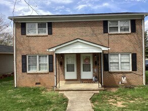 Building Photo - 915 Woodland Ave