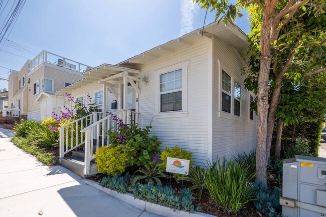 Building Photo - 208 8th St