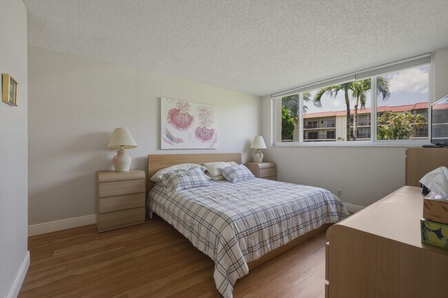 Building Photo - 371 S Hollybrook Dr