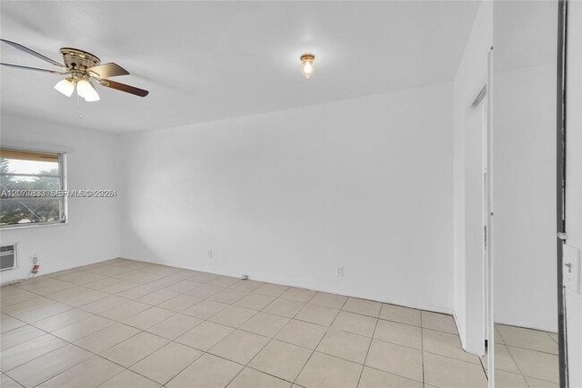 Building Photo - 1050 E Sample Rd