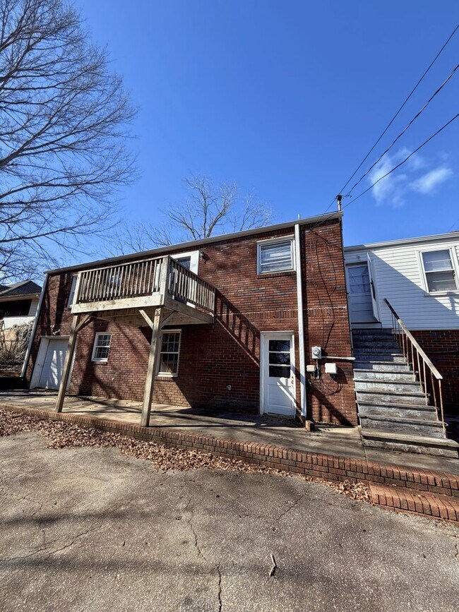 Building Photo - Spacious 2-Bed Home Across from Pickens Library