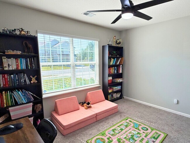 Building Photo - 4/2 open floor plan!