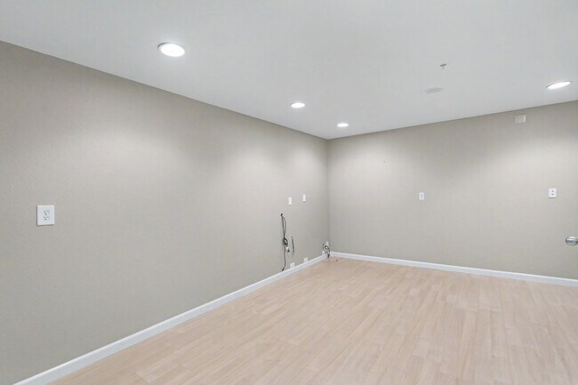 Building Photo - 437 Camille Cir