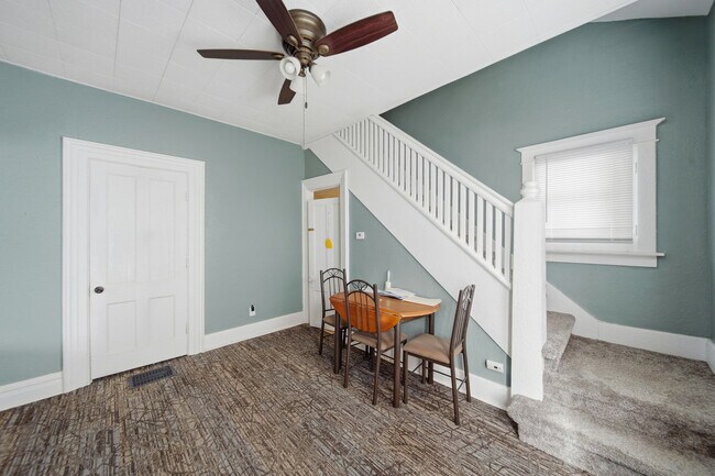 Building Photo - 412 W 4th St