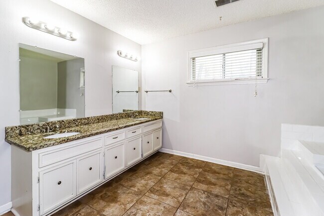 Building Photo - 8533 Kettering Dr