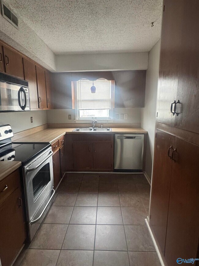 Building Photo - 210 Marinawoods Dr SE