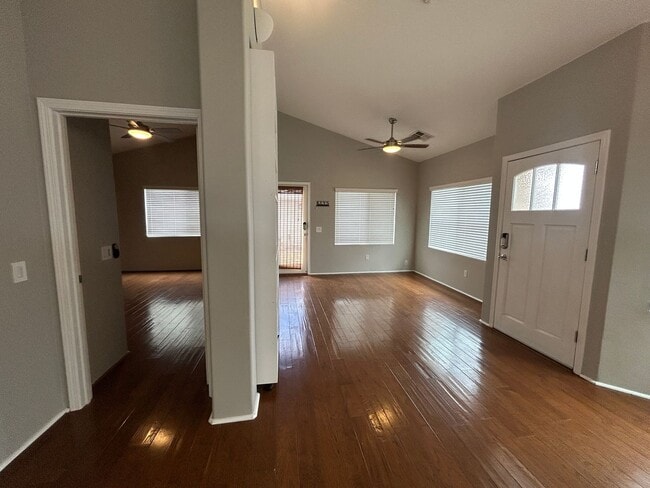 Building Photo - Bright & Airy 3-Bedroom Townhome in Ewa Be...