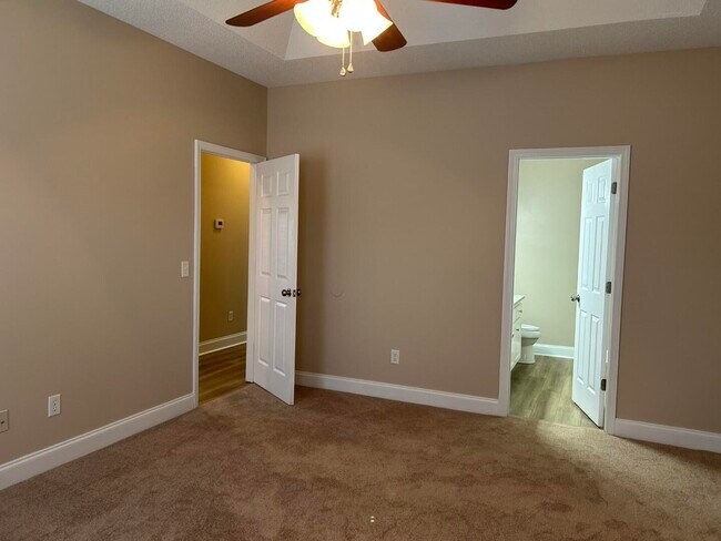 Building Photo - 3421 Beacon Dr