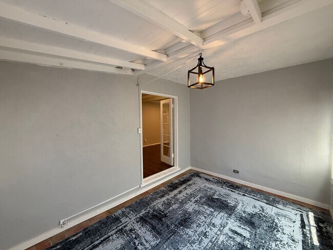 Building Photo - Lovely 3 Bedroom House w/ Finished Garage