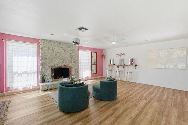 Building Photo - Scottsdale Oasis Ready for July move-in!