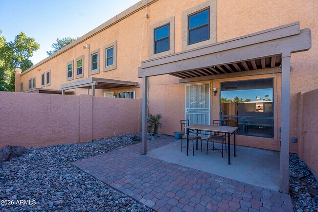 Building Photo - 815 E Grovers Ave