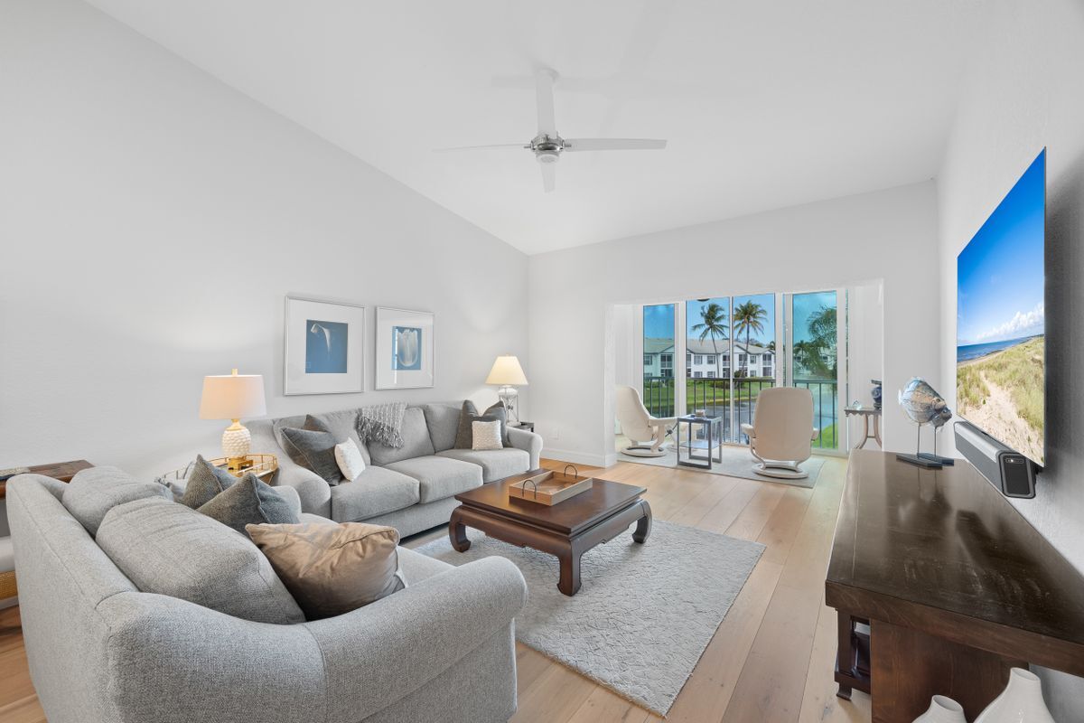 Building Photo - 818 Tanbark Dr