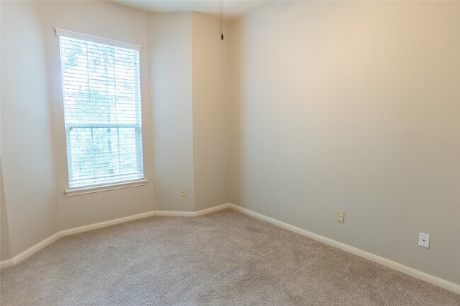 Building Photo - 6607 Lake Woodlands Dr