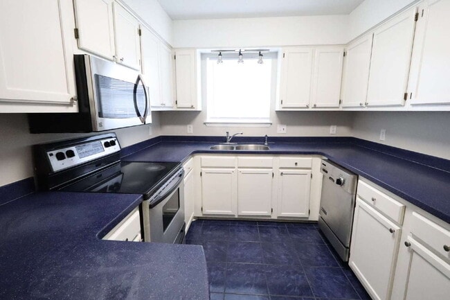 Building Photo - "Charming 2-Bed Townhouse with Cozy Fireplace in Prime Fort Walton Beach Location!"