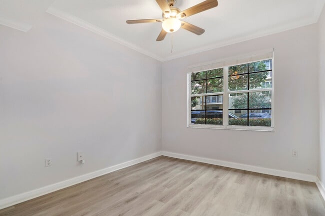 Building Photo - 1139 Town Center Dr