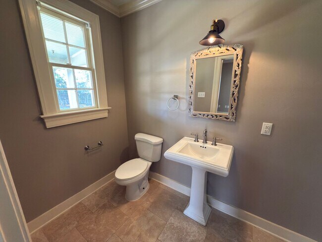 Building Photo - 3 Bed, 2 Bath Home in Southdowns - Fenced ...