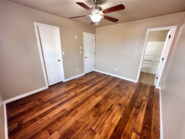 Building Photo - 3 Bedroom 2 Bathroom with 2 Car Garage