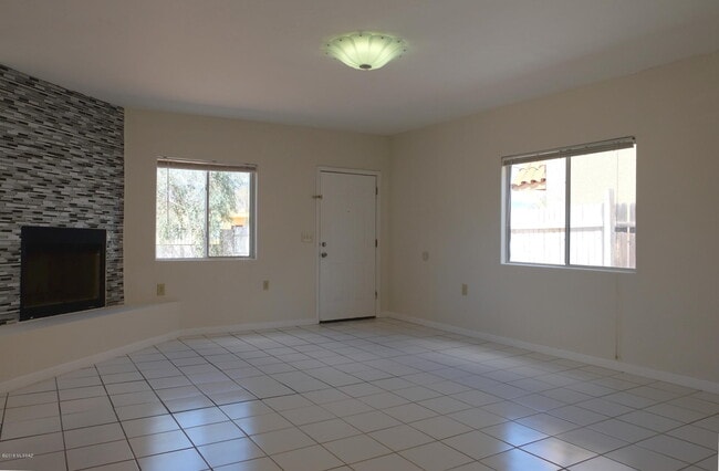 Building Photo - 3144 E Monte Vista Dr