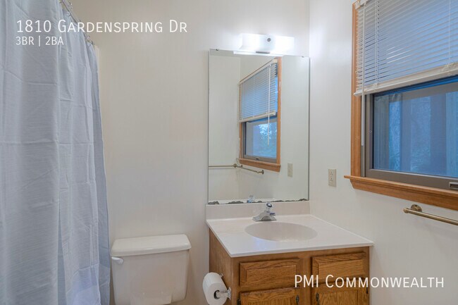 Building Photo - 3 Bed / 2 Bath Single Family (Available 7/...