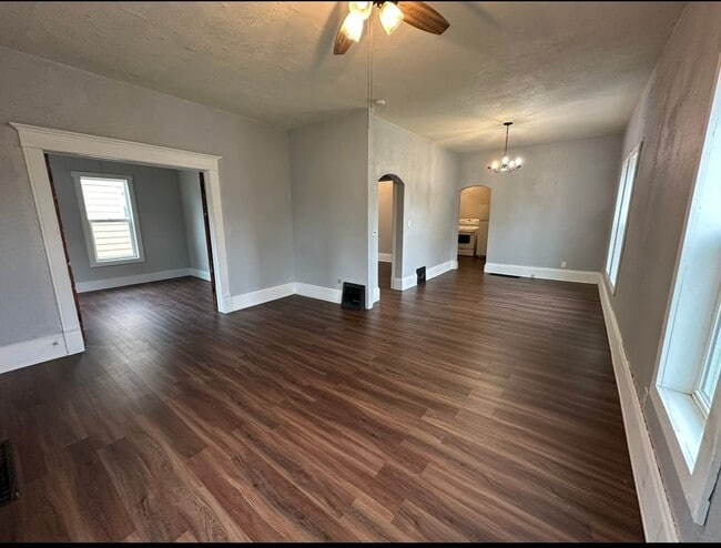 Building Photo - Updated 2 bedroom house $875