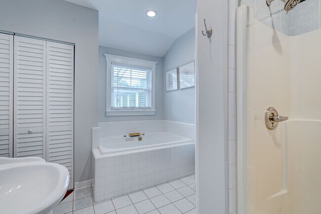 Building Photo - Midtown Rental in Forest Hills