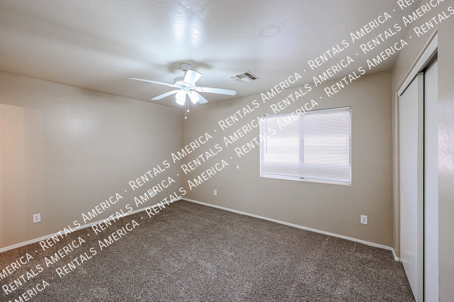Building Photo - 12122 W Bloomfield Rd