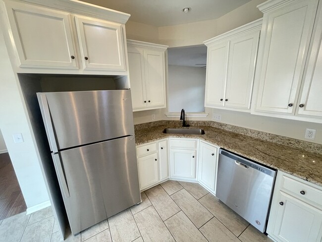 Building Photo - White House townhome- lawn care included, 1 car garage!