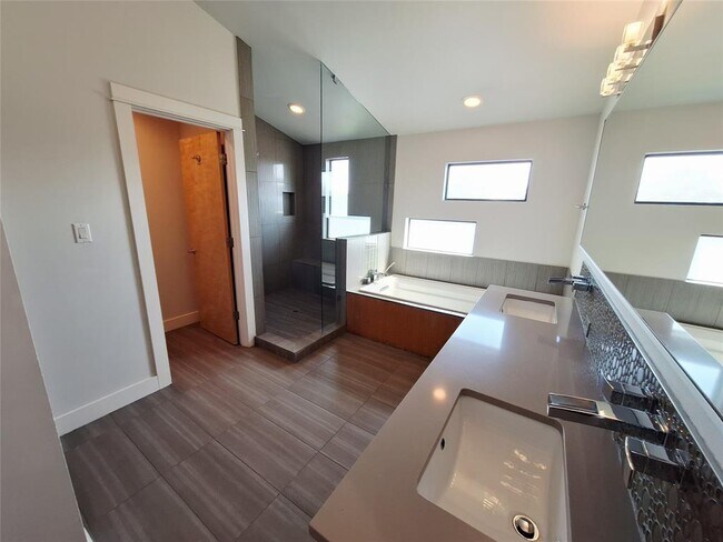 Building Photo - 607 Peacock Ln