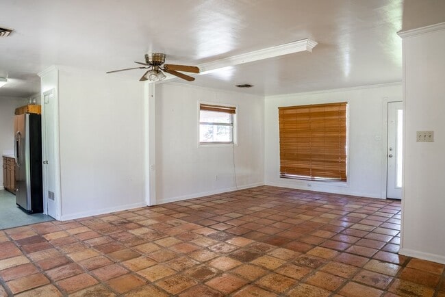 Building Photo - 213 Birch Dr