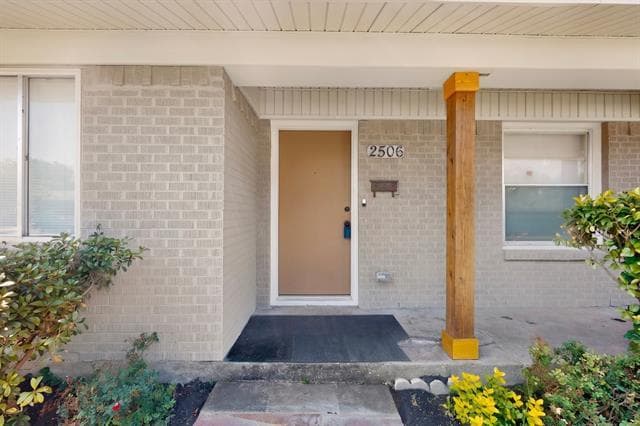 Building Photo - 2506 Hillsboro Ave