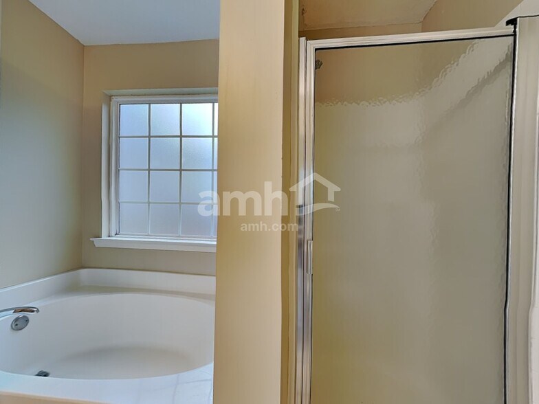 Building Photo - 307 Pebble Dr