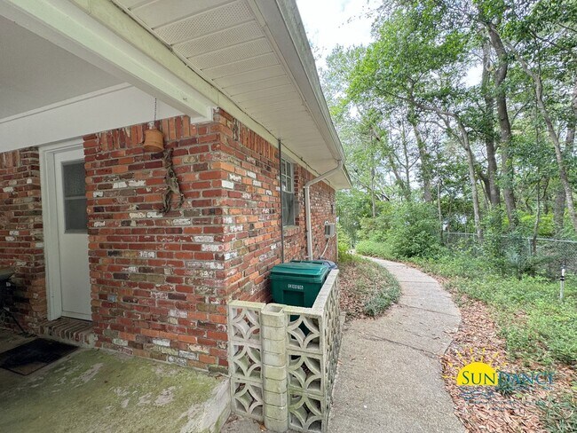 Building Photo - 7 Longwood Dr
