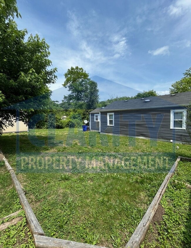 Building Photo - Centrally located 3 bedroom home!