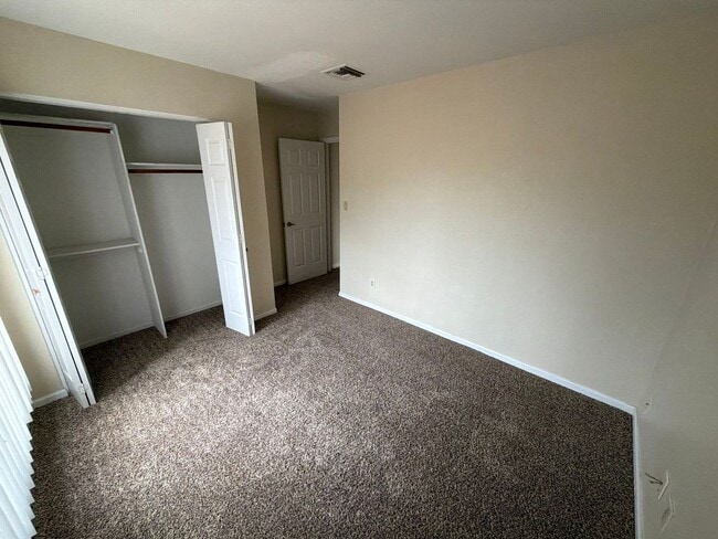 Building Photo - 837 N Oak Ct