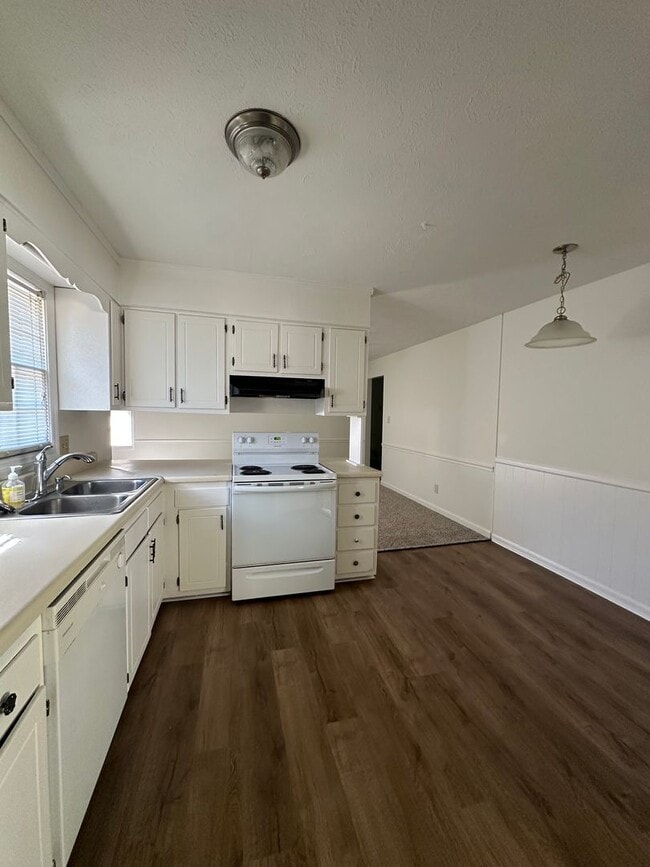 Building Photo - Move-in ready 3 bedroom, 2 bath brick home...