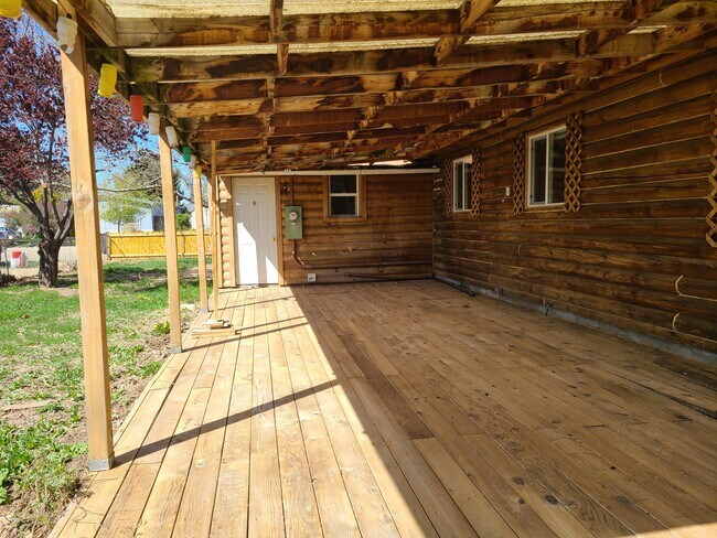 Building Photo - 15905 Ellis Ave