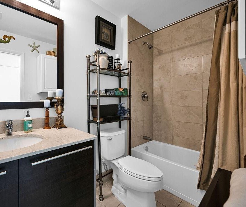 Building Photo - 1900 N Bayshore Dr