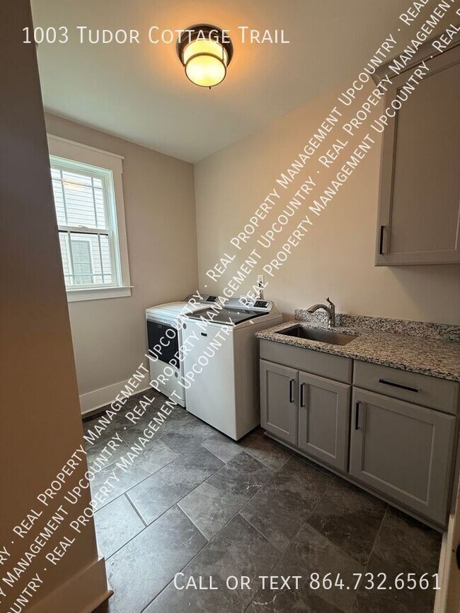 Building Photo - 1003 Tudor Cottage Tr