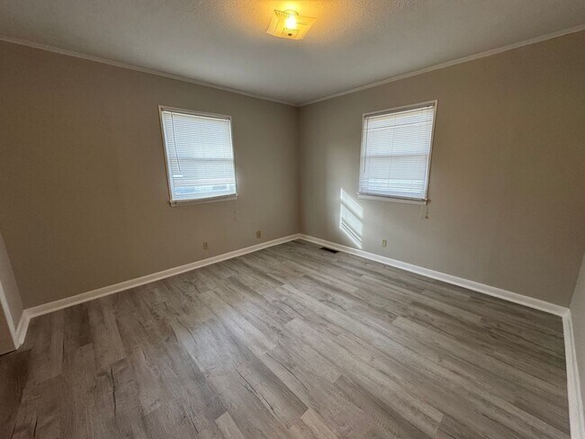 Building Photo - 937/939 E 6TH Ave