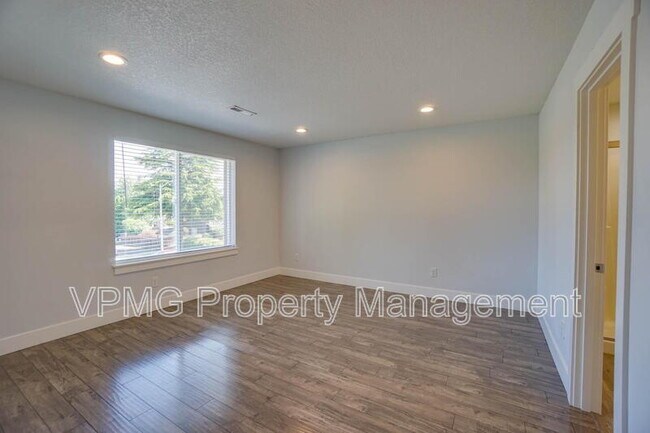 Building Photo - 10703 NE 70th St