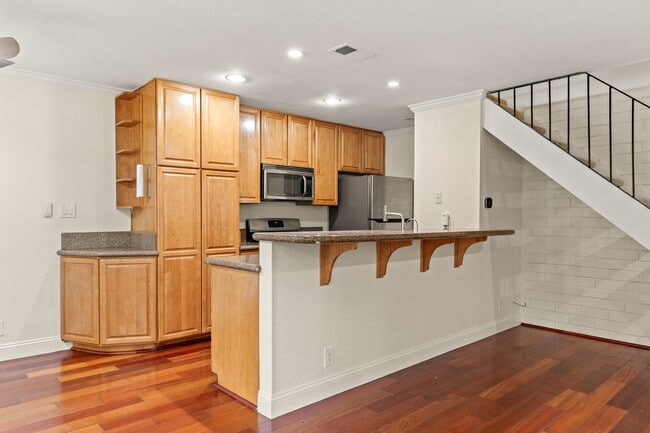 Building Photo - Pleasanton 2BD Townhouse w/ Granite Kitchen, Plank Floors, Community Amenities & Top Schools