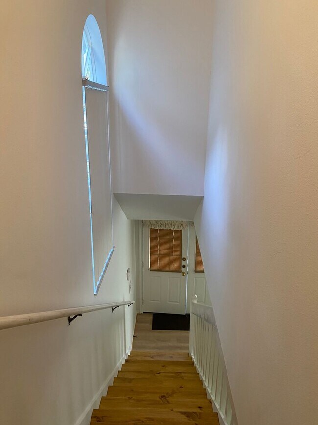 Building Photo - Spacious 3 Bedroom's, 2.5 bath condo in Lakeview Village.