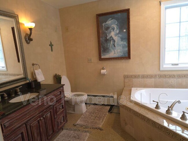 Building Photo - 1023 Packer Rd